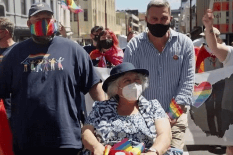 Miriam Margolyes e il suo primo Pride a 81 anni: “La lotta non è ancora finita”