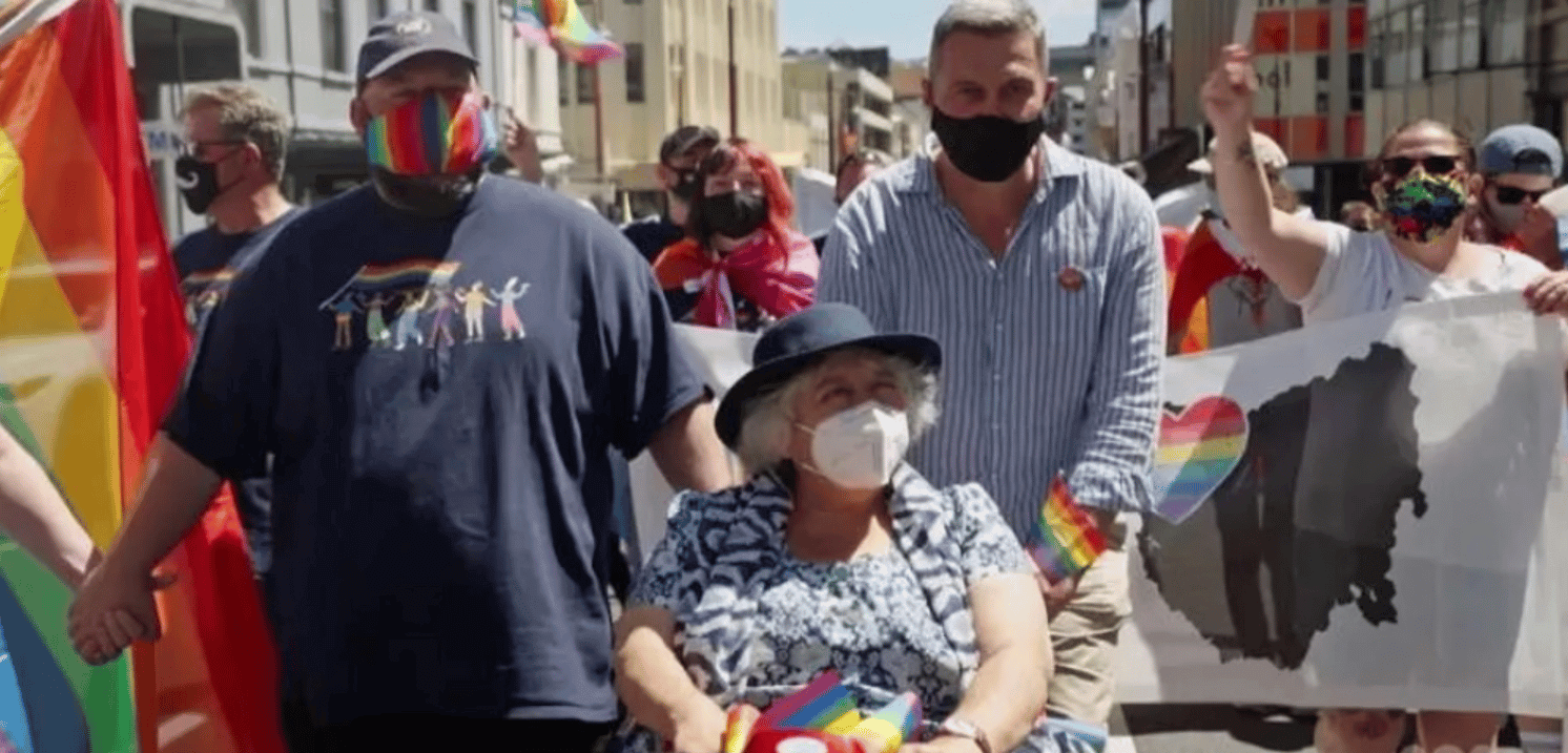 Miriam Margolyes e il suo primo Pride a 81 anni: “La lotta non è ancora finita”