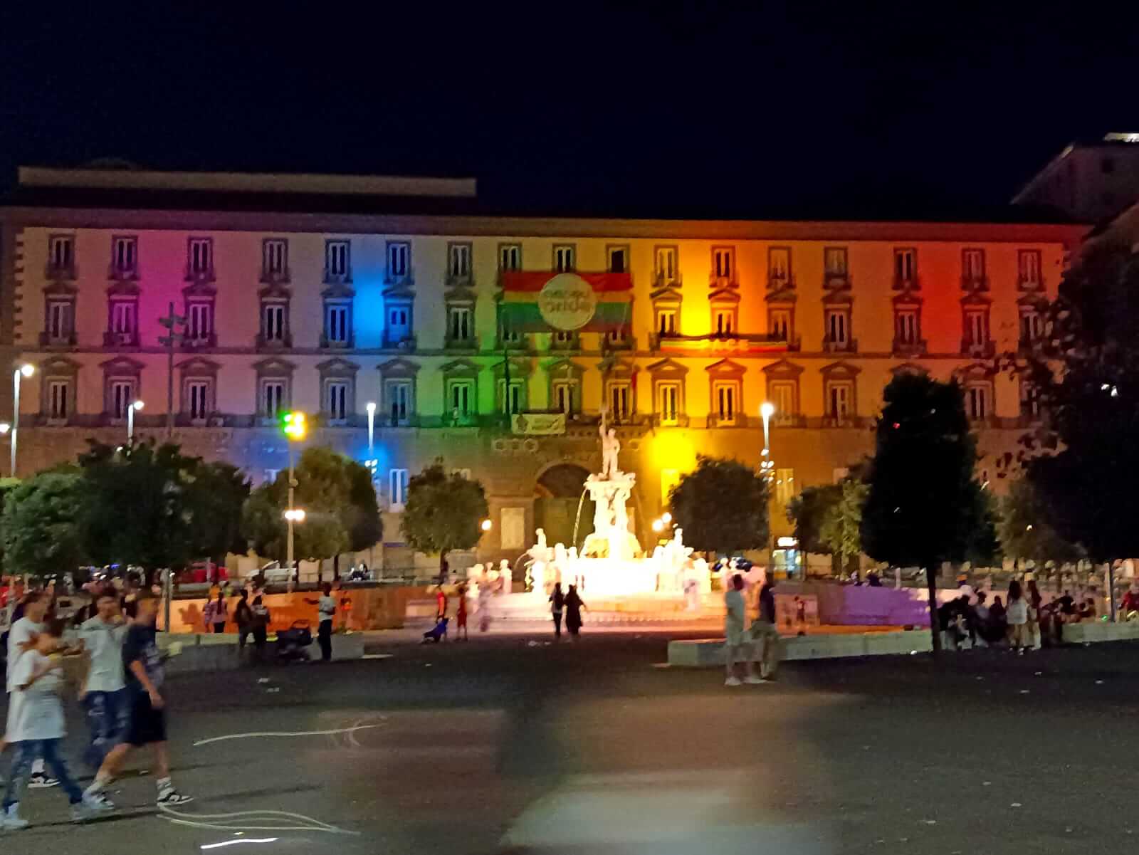 Onda Pride 2022, quasi mezzo milione di persone in strada tra Milano, Napoli, Bari, Sassari e Catania - Napoli Pride 1 - Gay.it