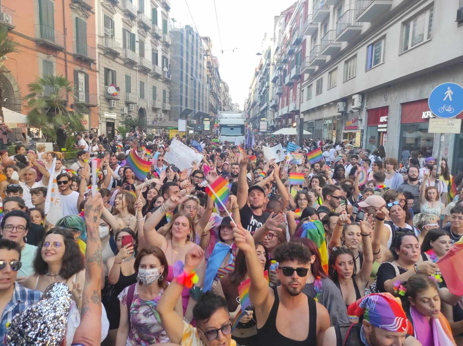 Onda Pride 2022, quasi mezzo milione di persone in strada tra Milano, Napoli, Bari, Sassari e Catania - Napoli Pride 2 1 - Gay.it