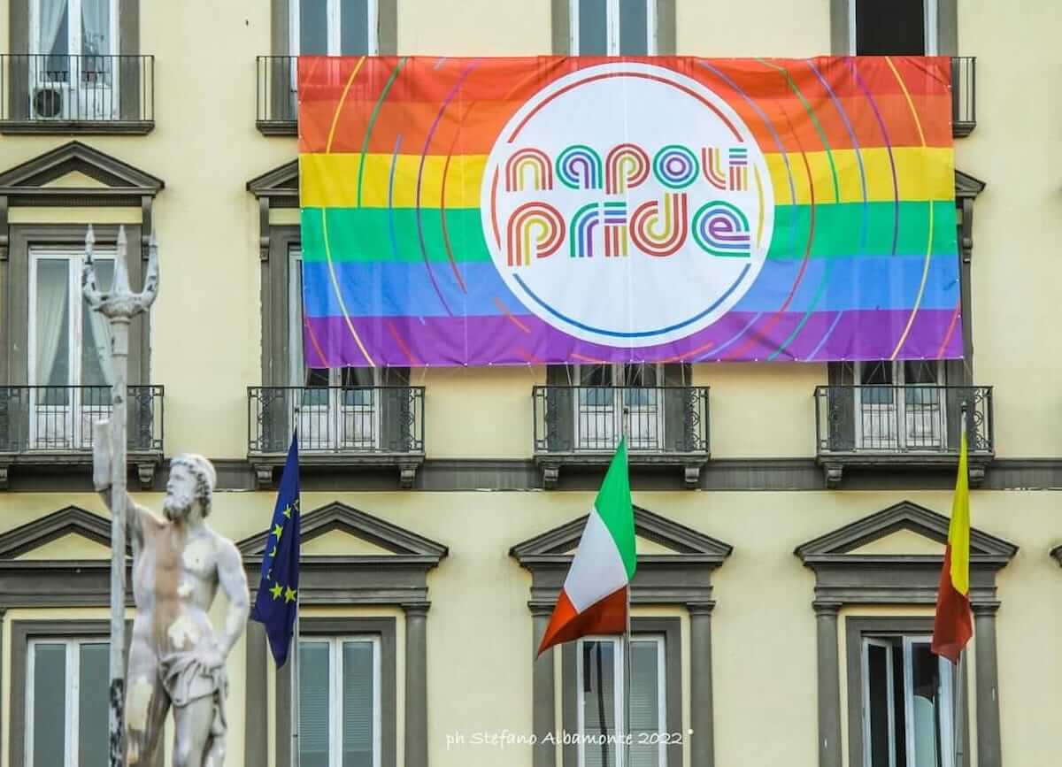 Napoli Pride 2022, due ragazzi presi a cinghiate dagli omofobi