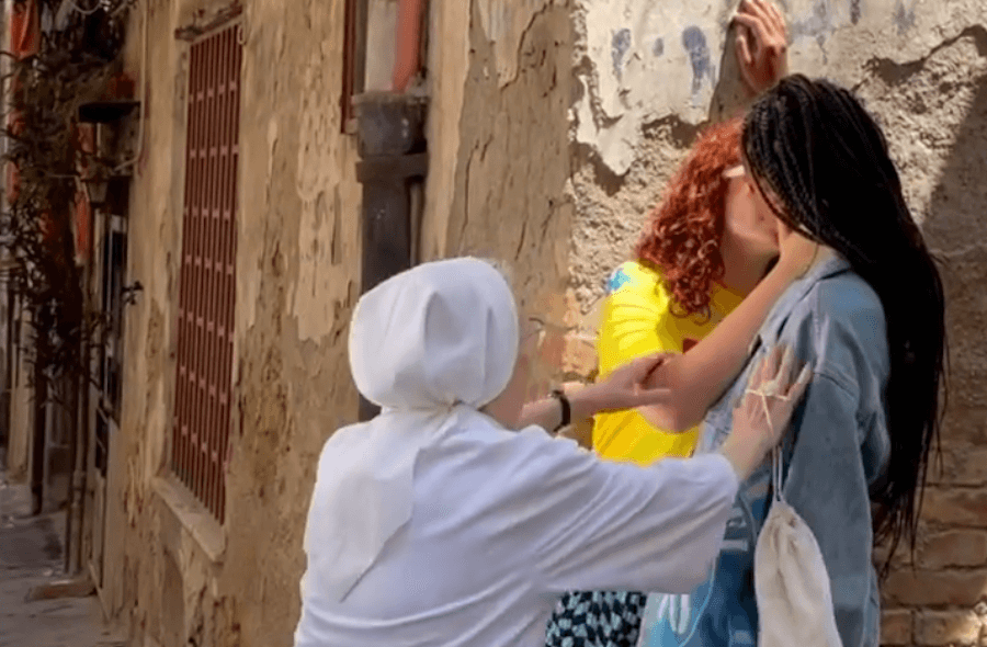 Napoli, Suora divide due ragazze che si baciano: “Gesù Giuseppe e Maria, il diavolo!" - Il video - Napoli Suora interrompe bacio tra due ragazze - Gay.it