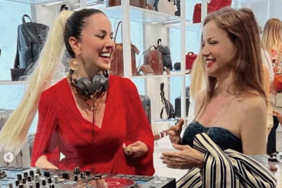Paola e Chiara di nuovo insieme, è reunion a Milano sulle note di Festival – i video