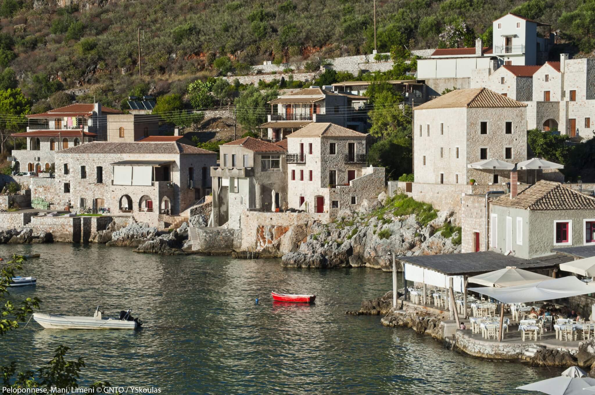Vacanza in Peloponneso, la bellezza eterna di una terra per tutte le stagioni - Peloponnese Mani Limeni YSkoulas 2227 scaled - Gay.it