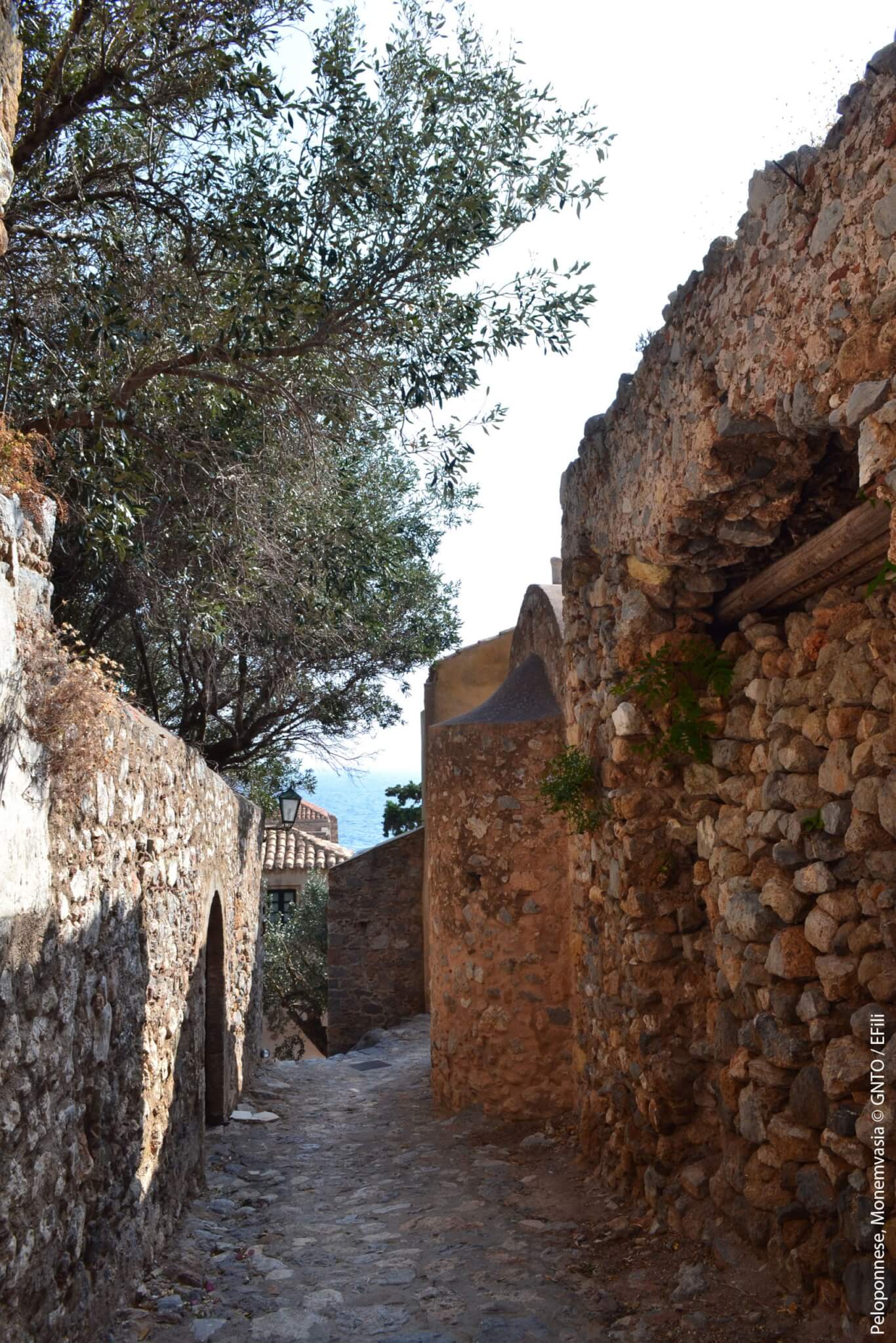 Vacanza in Peloponneso, la bellezza eterna di una terra per tutte le stagioni - Peloponnese Monemvasia 0251 EFili scaled - Gay.it