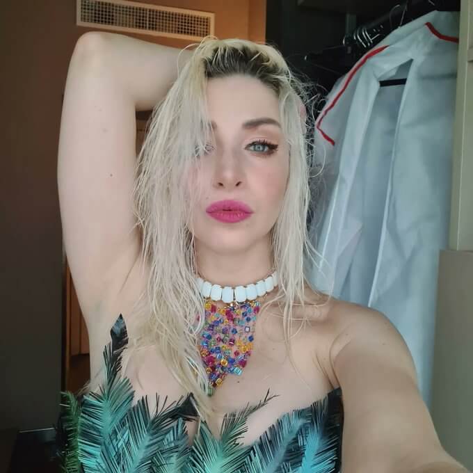 Romina Falconi, l'intervista: "Ci sono e ci sarò sempre per la comunità LGBTQ+. Sogno Sanremo 2023" - Romina Falconi 2 - Gay.it