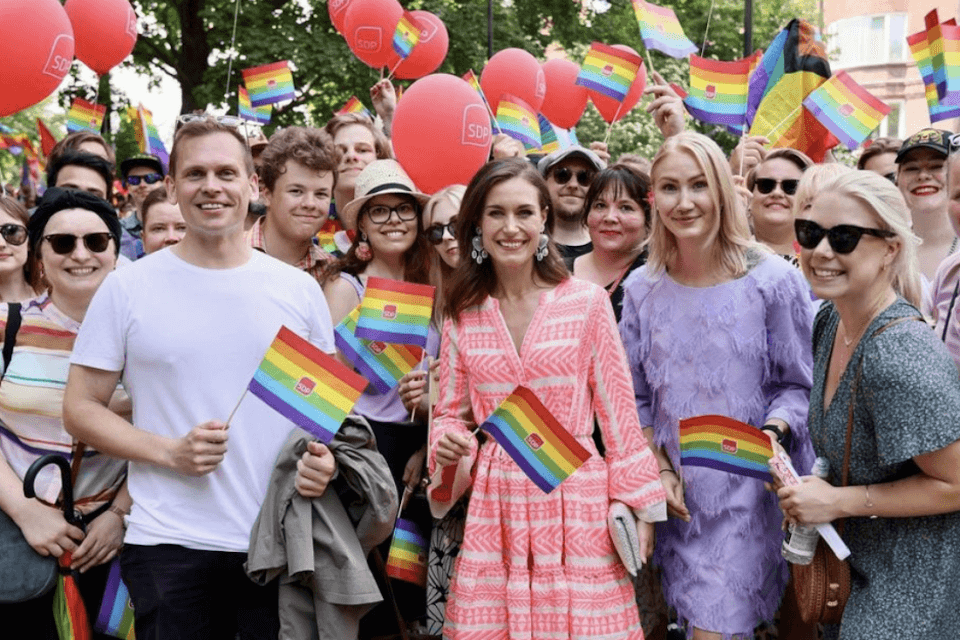Sanna Marin, la premier finlandese al Pride di Helsinki. Visto dall’Italia sembra un film di fantascienza - Sanna Marin la premier finlandese al Pride di Helsinki - Gay.it