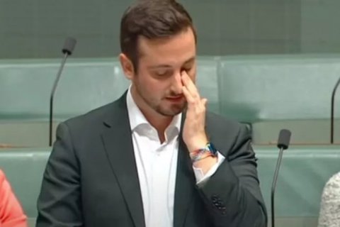 Stephen Bates, il parlamentare gay australiano in lacrime al suo primo discorso in aula. L'emozionante video - Stephen Bates - Gay.it