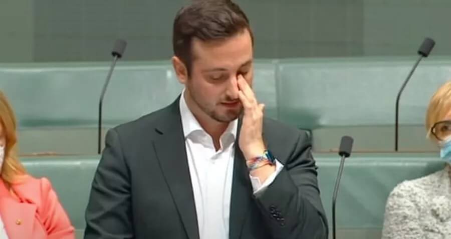 Stephen Bates, il parlamentare gay australiano in lacrime al suo primo discorso in aula. L’emozionante video