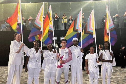 Tom Daley tra le bandiere del Progress Pride all'inaugurazione dei Giochi del Commonwealth - il video - Tom Daley - Gay.it