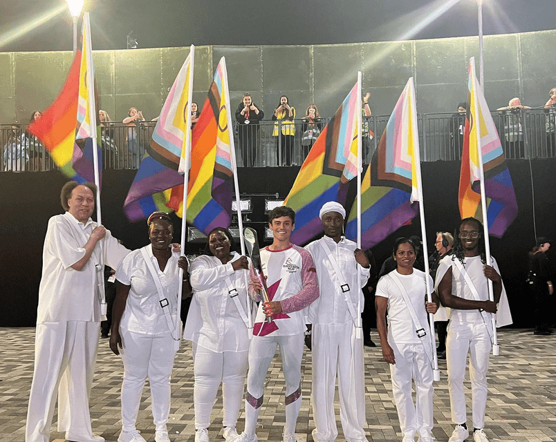 Tom Daley tra le bandiere del Progress Pride all'inaugurazione dei Giochi del Commonwealth - il video - Tom Daley - Gay.it