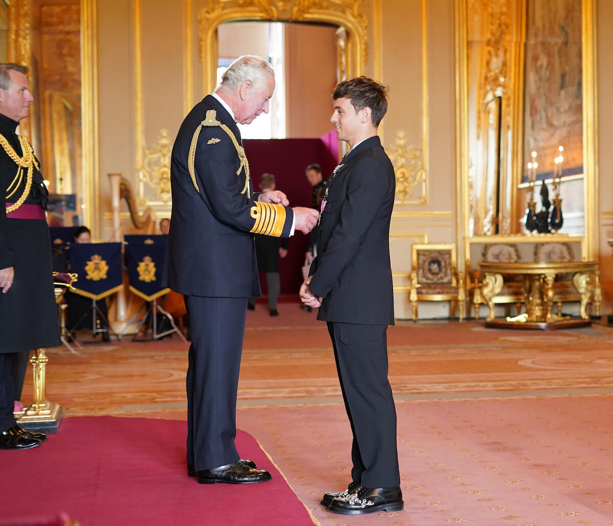 Tom Daley Ufficiale dell'Ordine dell'Impero Britannico. Ad insignirlo il principe Carlo, le foto - Tom Daley Ufficiale dellOrdine dellImpero Britannico 2 - Gay.it