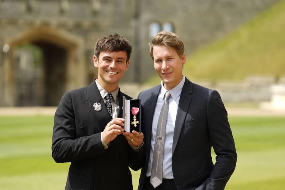 Tom Daley Ufficiale dell'Ordine dell'Impero Britannico. Ad insignirlo il principe Carlo, le foto - Tom Daley Ufficiale dellOrdine dellImpero Britannico - Gay.it