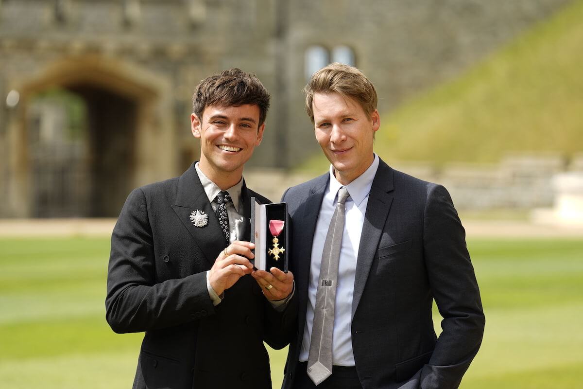 Tom Daley Ufficiale dell’Ordine dell’Impero Britannico. Ad insignirlo il principe Carlo, le foto