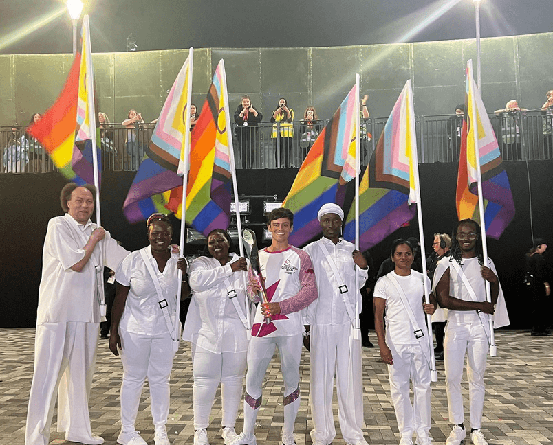 Tom Daley tra le bandiere del Progress Pride all’inaugurazione dei Giochi del Commonwealth – il video