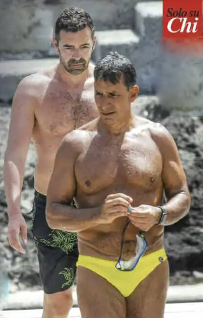 Alberto Matano e Riccardo Mannino in costume, le foto della luna di miele a Pantelleria - alberto matano in costume 3 - Gay.it