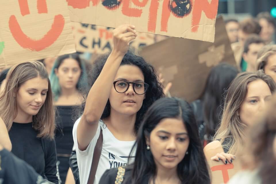 L’ecofemminismo dagli anni ’70 ad oggi: dalla sopraffazione all’etica della premura