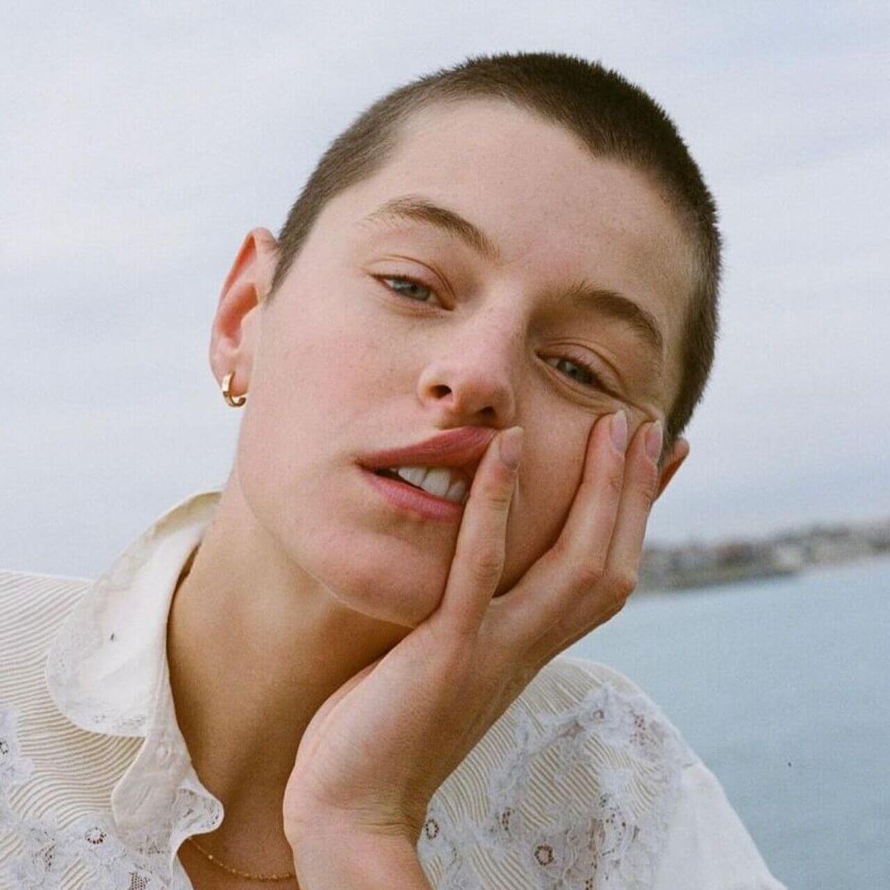 Emma Corrin, personaggi famosi non binary, attori non binary