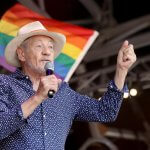 Ian McKellen dice no al ritiro dalle scene e conferma: “Il coming out mi ha cambiato la vita, in meglio”