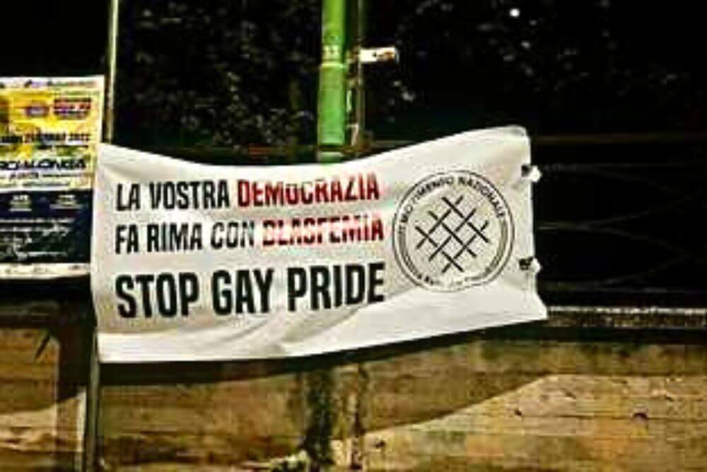 manifesti-omofobi-marcogliano