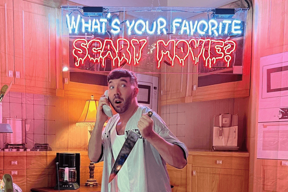 “Howdy, Neighbor!”, un horror LGBTQ+ con ex volti Disney Channel
