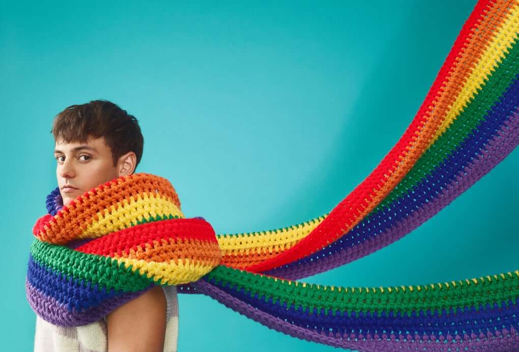 Tom Daley sull’urgenza di una comunità LGBTQIA+ unita: “Stanno cercando di distruggerci”