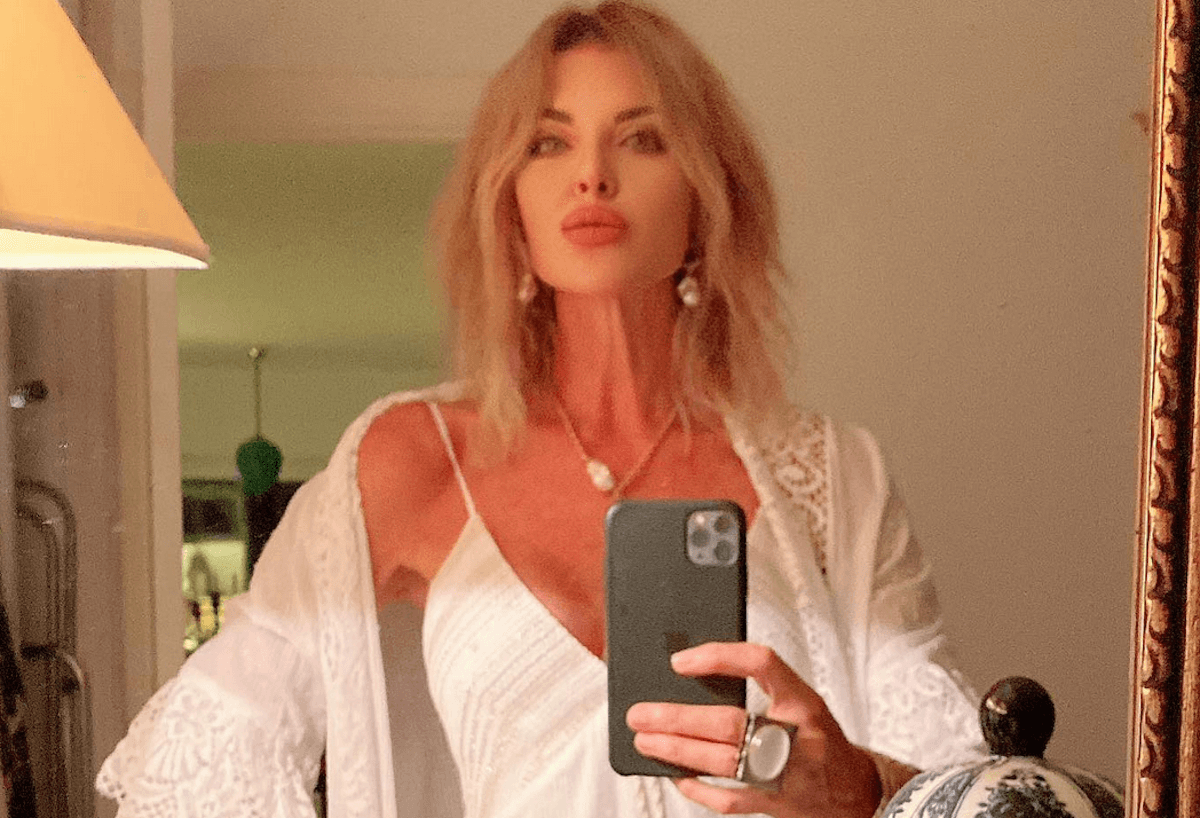 Alba Parietti “tifa” Meloni premier: “Non condivido il suo pensiero, ma ho grande rispetto per lei ed è bravissima”