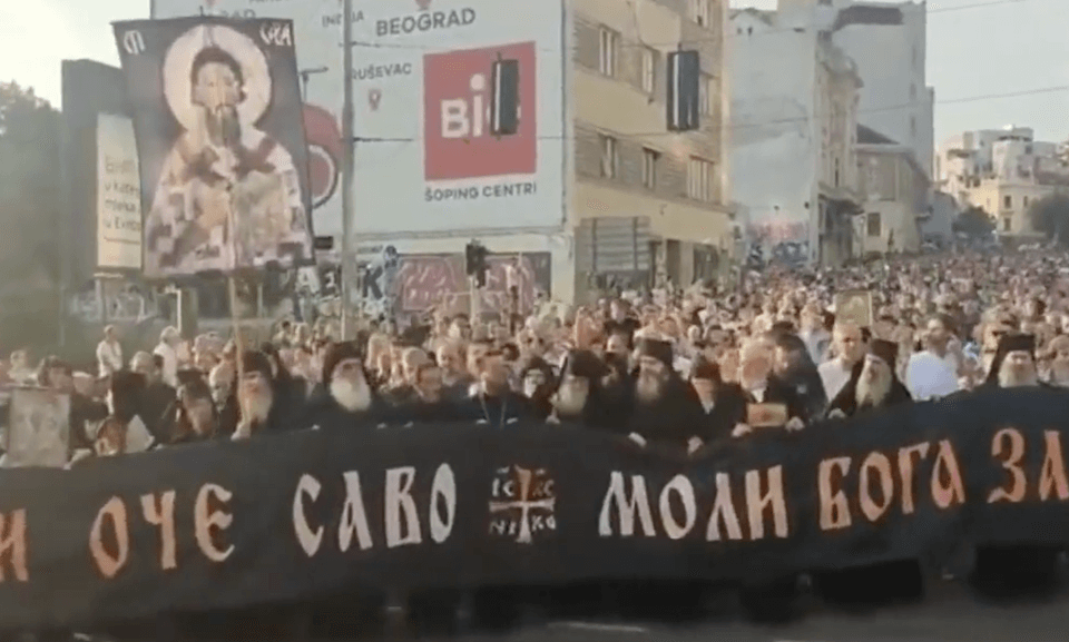 Belgrado, migliaia di omofobi in strada contro l'EuroPride 2022: "Profana il nostro Paese" - VIDEO - Belgrado migliaia di omofobi in strada contro lEuroPride 2022 - Gay.it