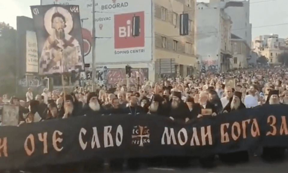 Belgrado, migliaia di omofobi in strada contro l’EuroPride 2022: “Profana il nostro Paese” – VIDEO
