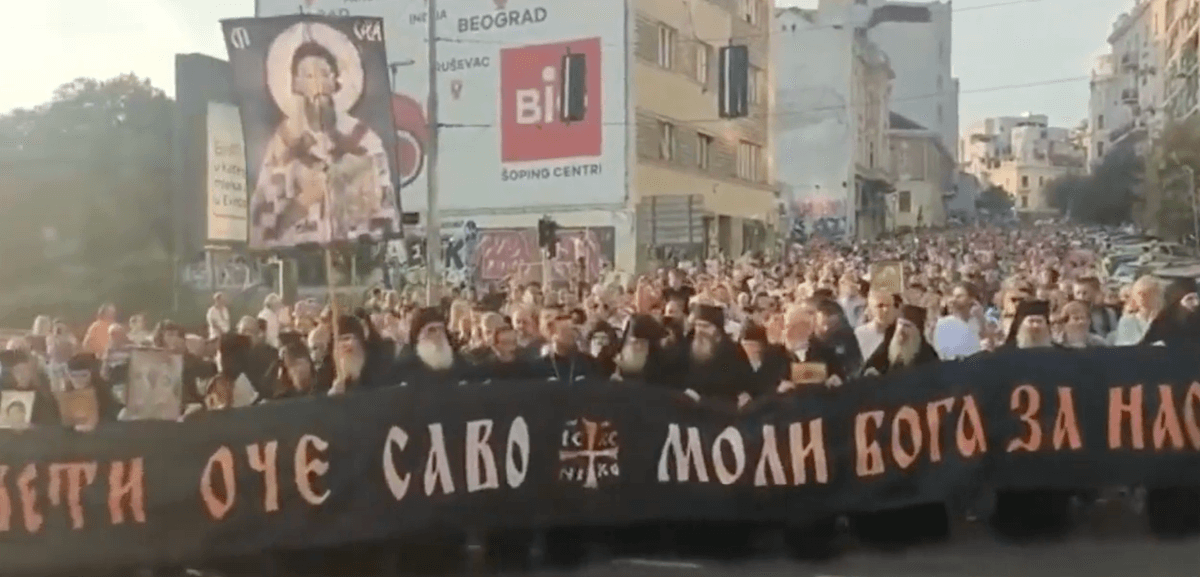 Belgrado, migliaia di omofobi in strada contro l’EuroPride 2022: “Profana il nostro Paese” – VIDEO