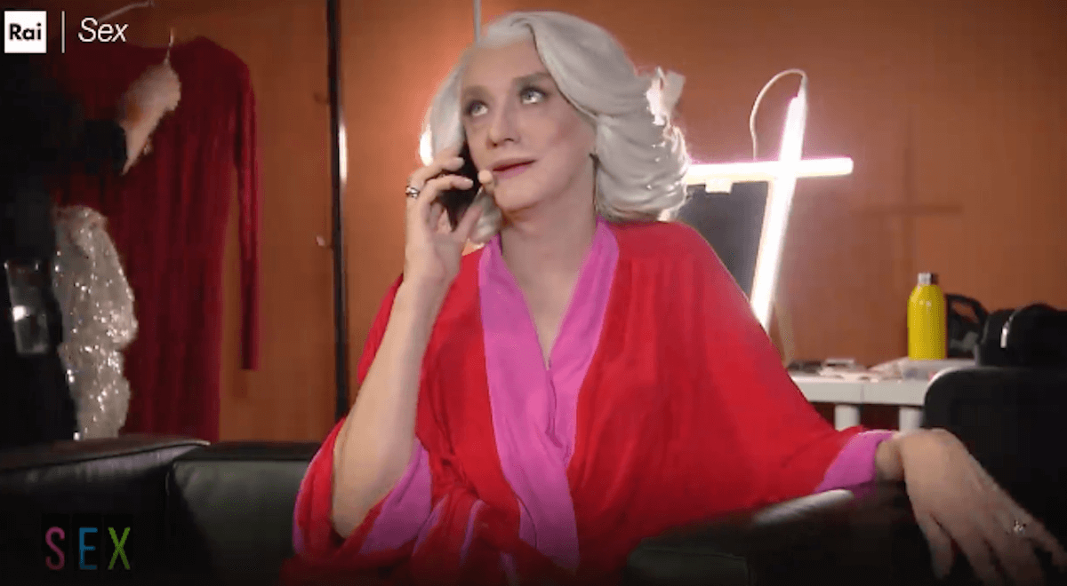 Sex, lo sketch di Drusilla Foer: “Il sesso è rigenerante, illuminante, energizzante. Bisogna parlarne” – VIDEO