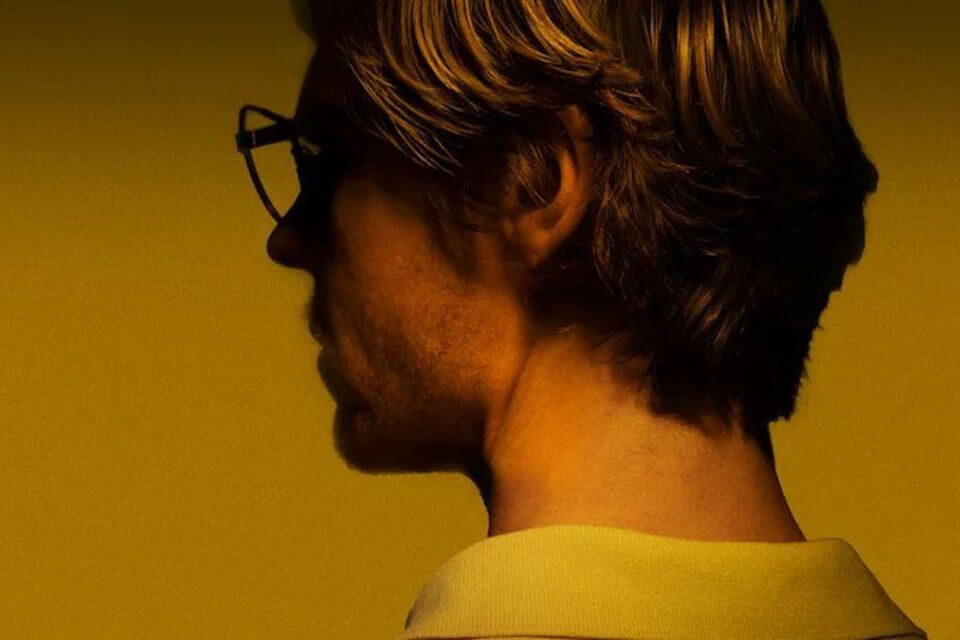Evan Peters è Jeffrey Dahmer, il mostro di Milwaukee che fece a pezzi 17 gay – la prima immagine ufficiale