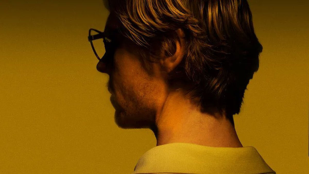 Evan Peters è Jeffrey Dahmer, il mostro di Milwaukee che fece a pezzi 17 gay – la prima immagine ufficiale