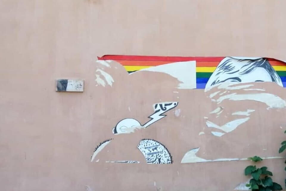 Gay Street Roma, distrutto il murale rainbow dedicato a Raffaella Carrà - Gay Street Roma distrutto il murale rainbow dedicato a Raffaella Carrà - Gay.it