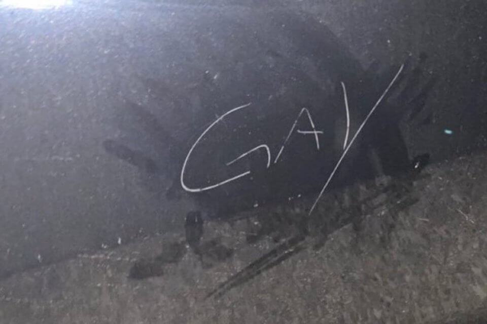 Lodi, gli sfregiano l’auto con la parola “Gay”