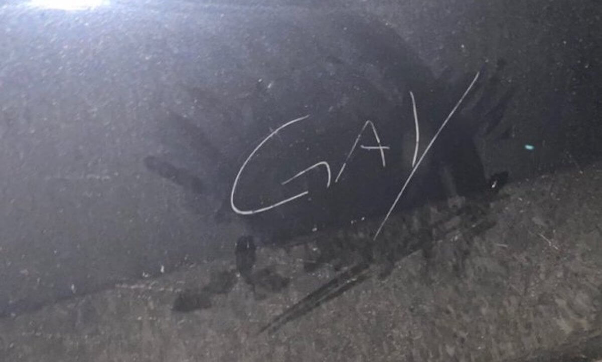 Lodi, gli sfregiano l’auto con la parola “Gay”