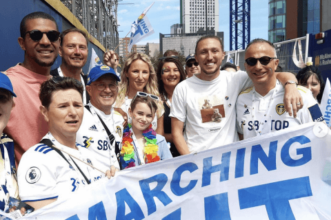 Luke Ayling al Pride, è il primo calciatore della Premier League di sempre a sfilare - Luke Ayling al Pride - Gay.it