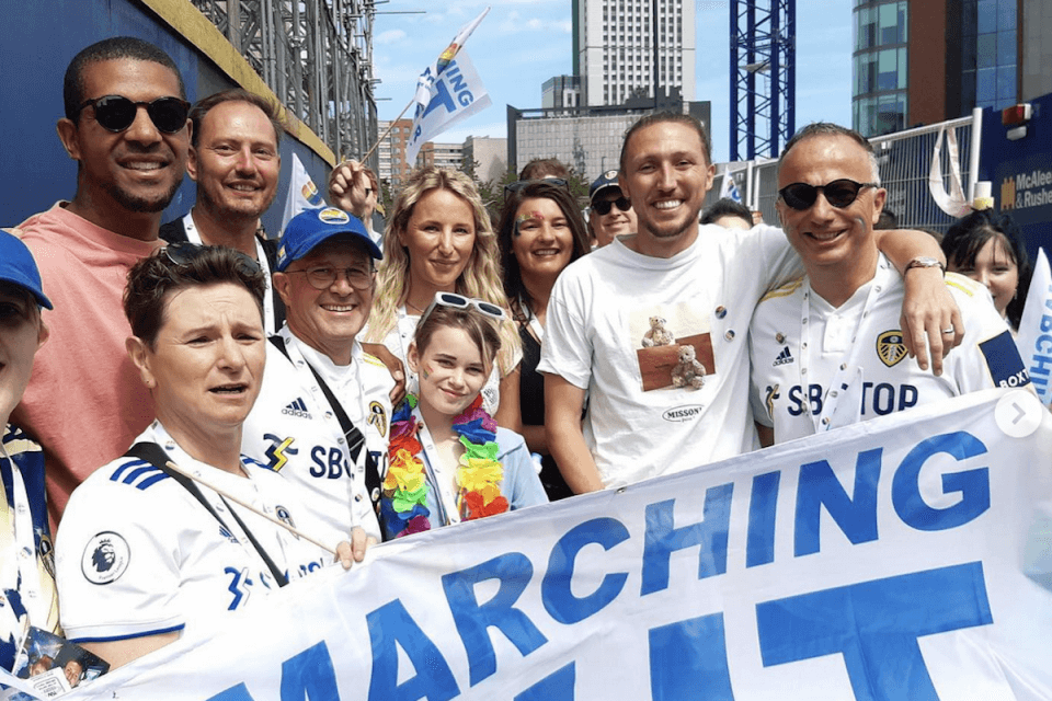 Luke Ayling al Pride, è il primo calciatore della Premier League di sempre a sfilare - Luke Ayling al Pride - Gay.it