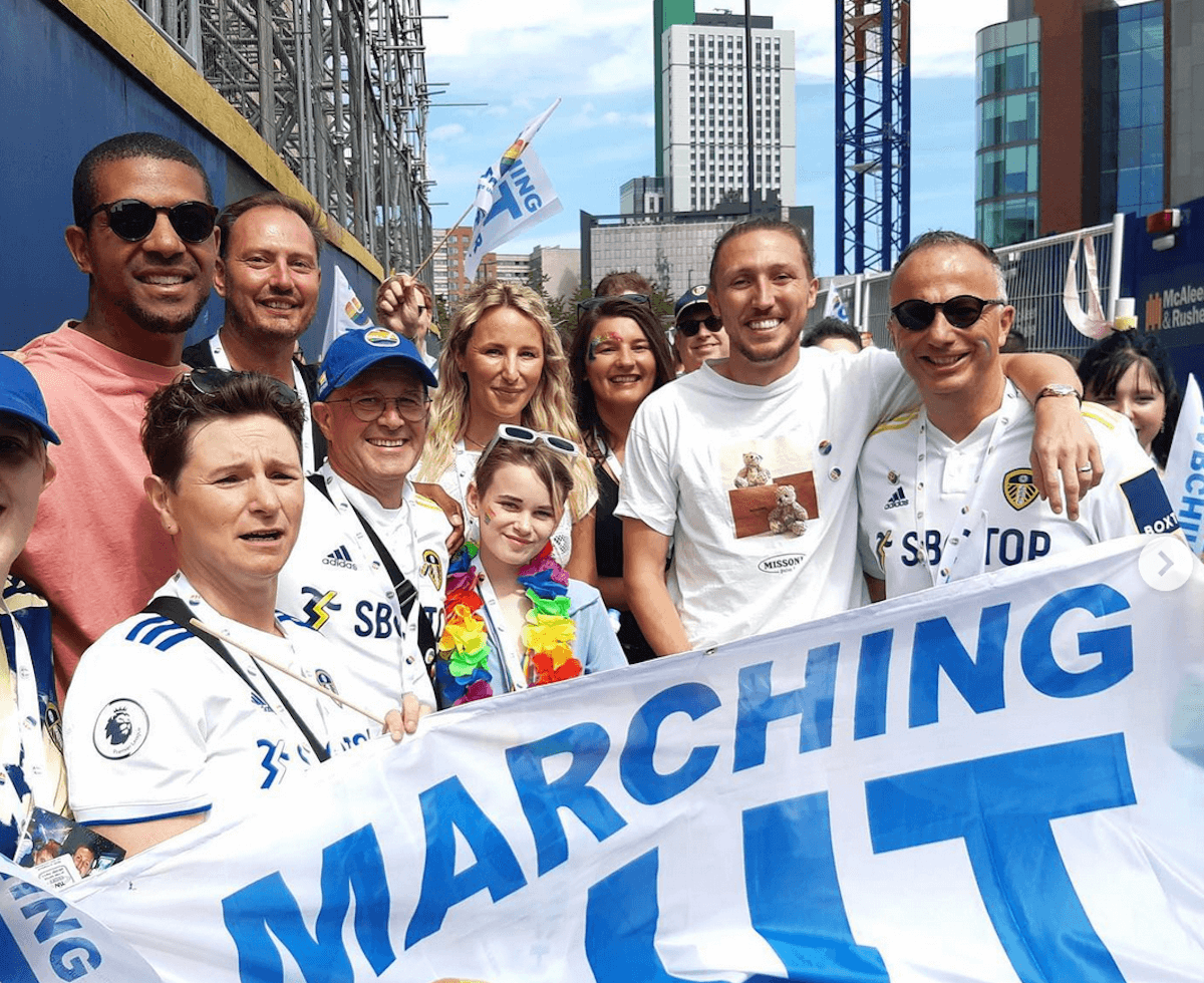 Luke Ayling al Pride, è il primo calciatore della Premier League di sempre a sfilare