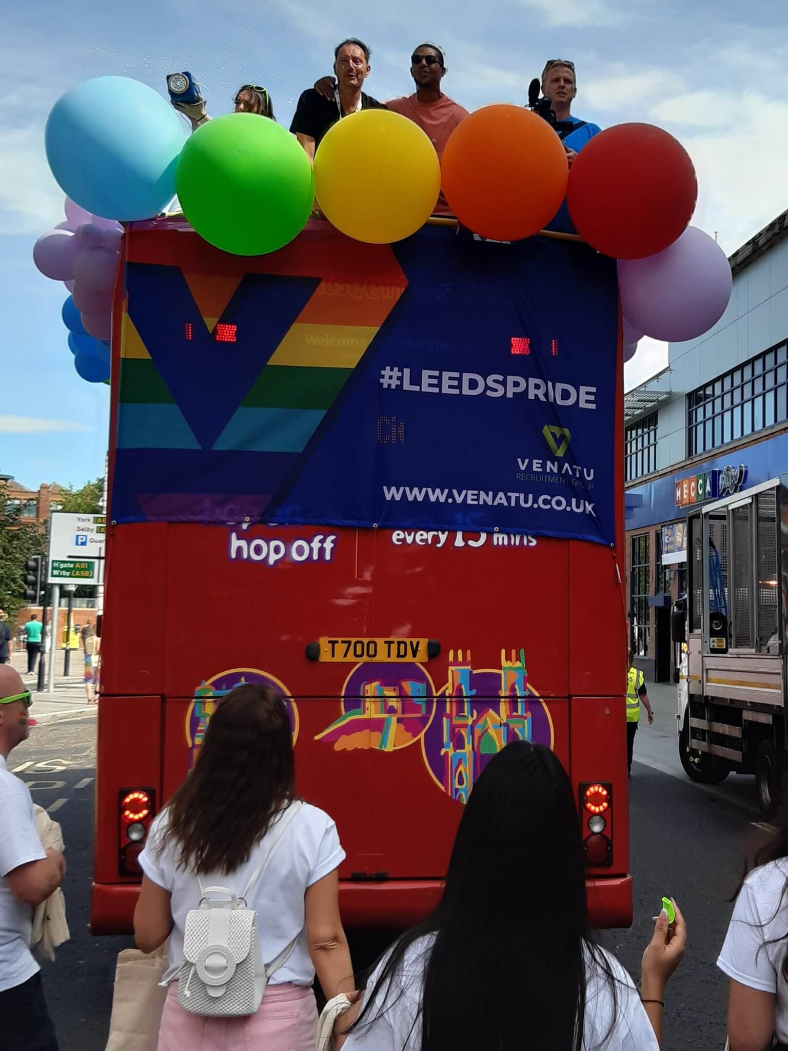 Luke Ayling al Pride, è il primo calciatore della Premier League di sempre a sfilare - Luke Ayling primo calciatore della Premier League a partecipare ad un evento Pride - Gay.it