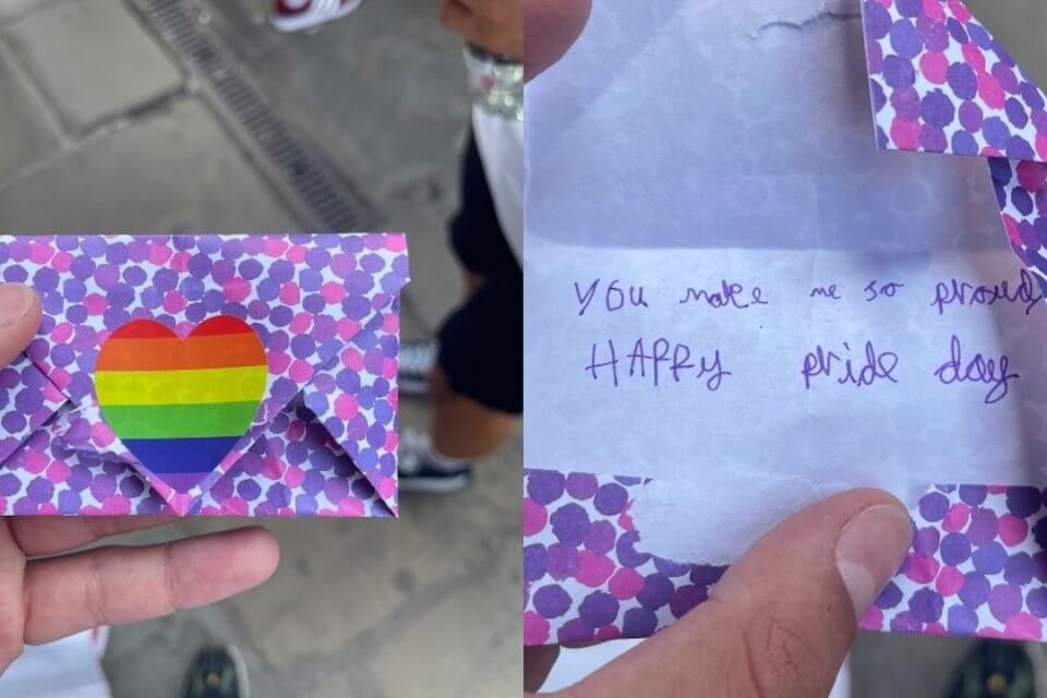 Manchester Pride 2022, due bambini consegnano 400 dolcissime lettere ai partecipanti LGBTQ+ - Manchester Pride 2022 due bambini consegnano 400 dolcissime lettere ai partecipanti LGBTQ - Gay.it