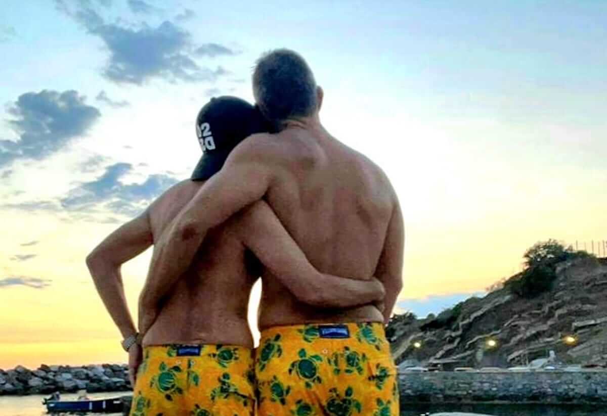 Livorno, coppia gay denuncia omofobia in spiaggia: “Ci hanno detto di non baciarci perché dà fastidio”