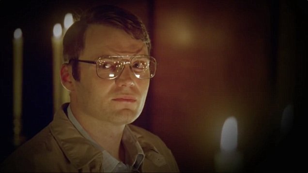 Evan Peters è Jeffrey Dahmer, il mostro di Milwaukee che fece a pezzi 17 gay - la prima immagine ufficiale - Seth Gabel - Gay.it