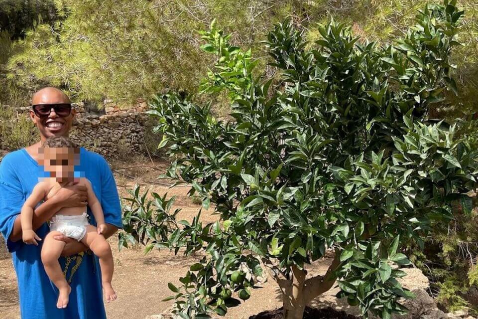Skin, prima foto con la figlia Lev avuta con LadyFag: “Ho piantato un arancio, crescerà insieme a lei”