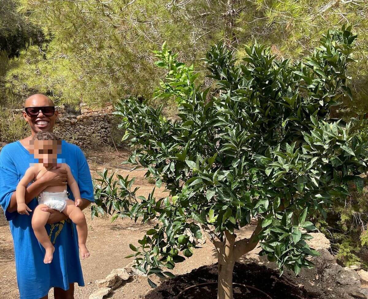 Skin, prima foto con la figlia Lev avuta con LadyFag: “Ho piantato un arancio, crescerà insieme a lei”