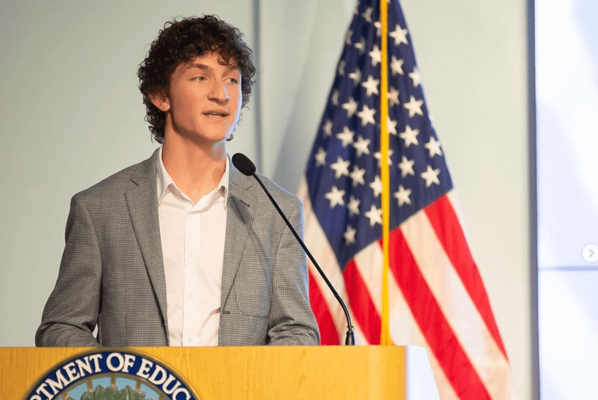 Tuttə pazzə di Zander Moricz, Buttigieg ringrazia il 18enne che ha dichiarato guerra alla “Don’t Say Gay” della Florida
