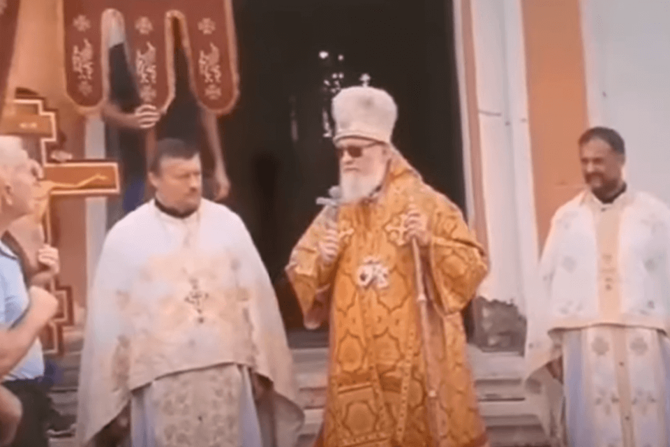 Europride 2022 in Serbia, vescovo Nikarov fuori di testa – VIDEO: “Se avessi armi e forza potrei fermarlo”