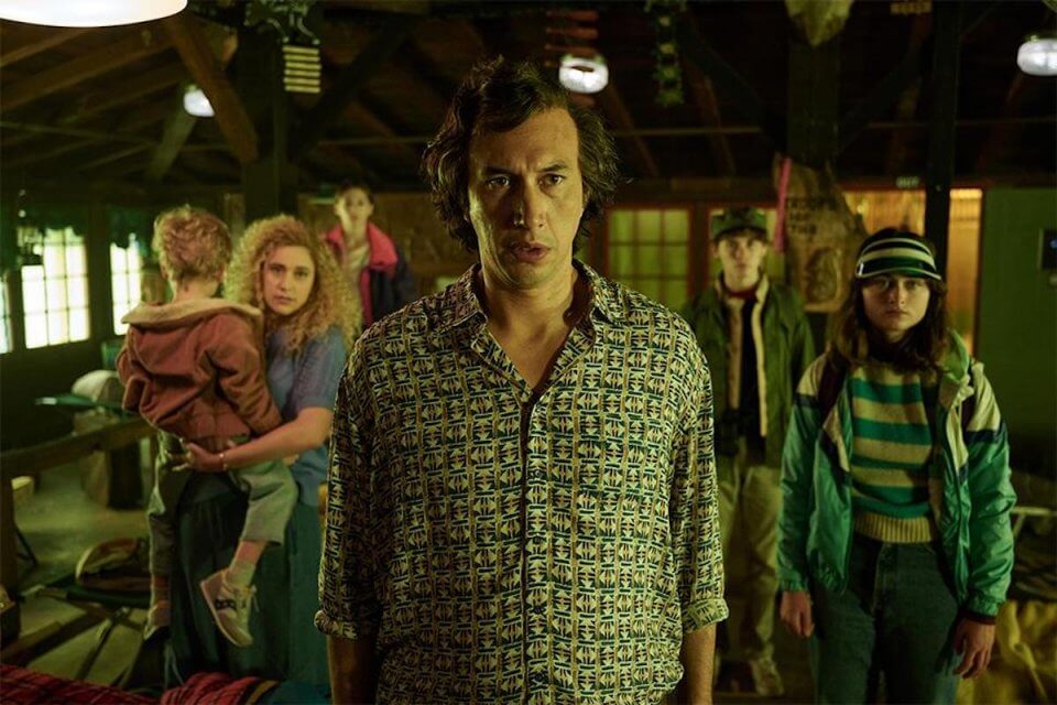 White Noise, recensione. Gli zombi postmoderni di Noah Baumbach aprono Venezia 79