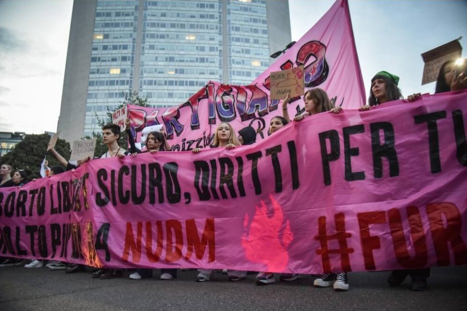 Tuttə in piazza per difendere il diritto all’aborto: “Giù le mani dalla legge 194”