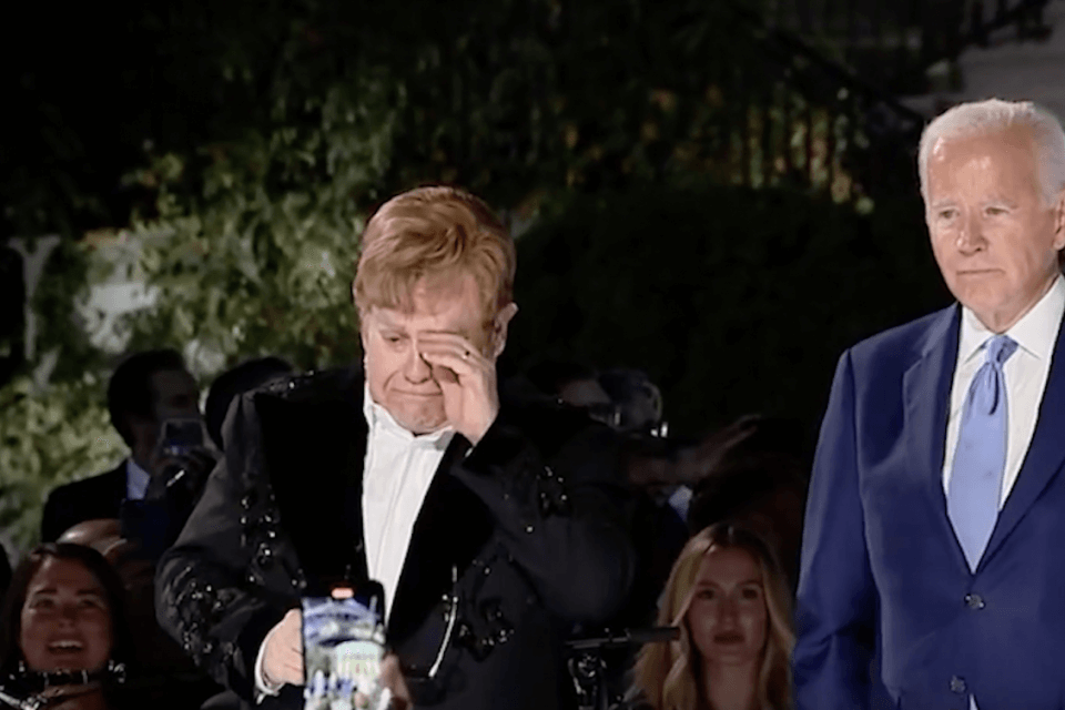 Joe Biden lo celebra ed Elton John scoppia in lacrime: “Le sue canzoni liberano le emozioni e le persone” – VIDEO